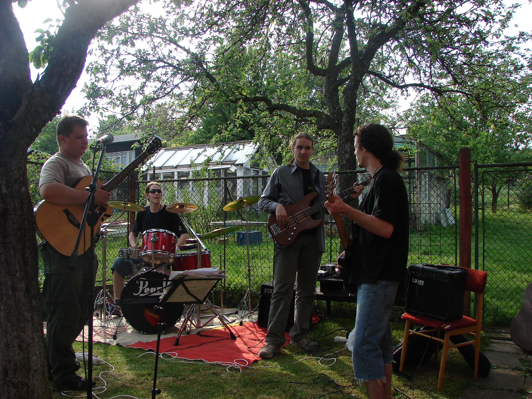 Ruce Umělce - garden patry